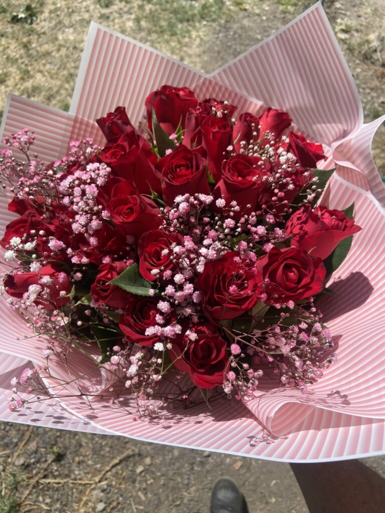 Ramo rojo y florecitas