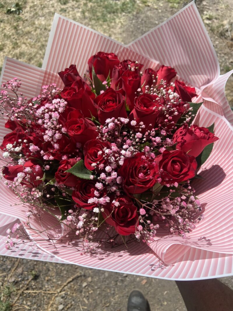 Ramo rojo y florecitas