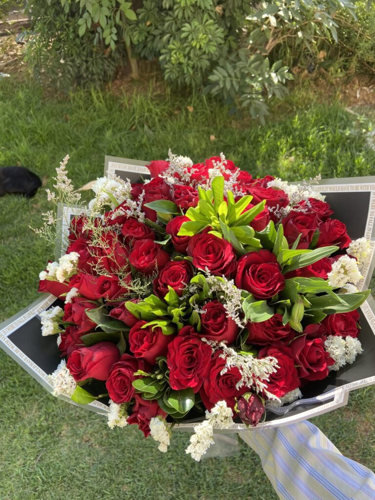 ramo rosas rojas y follaje