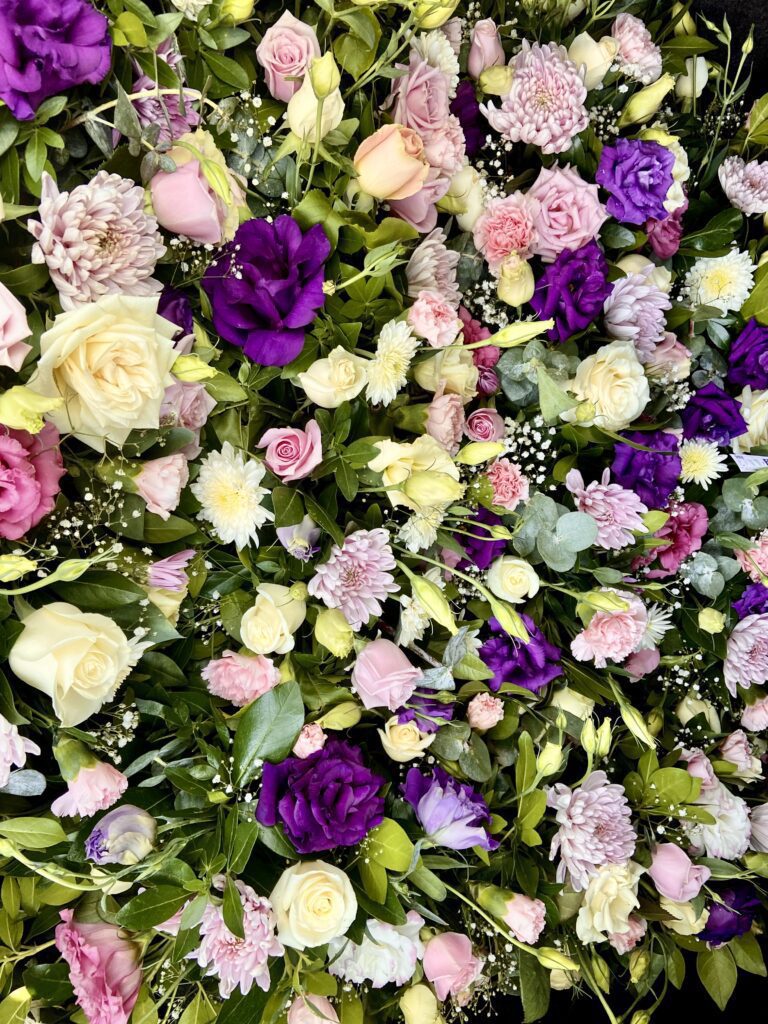 Rosas y lisianthus