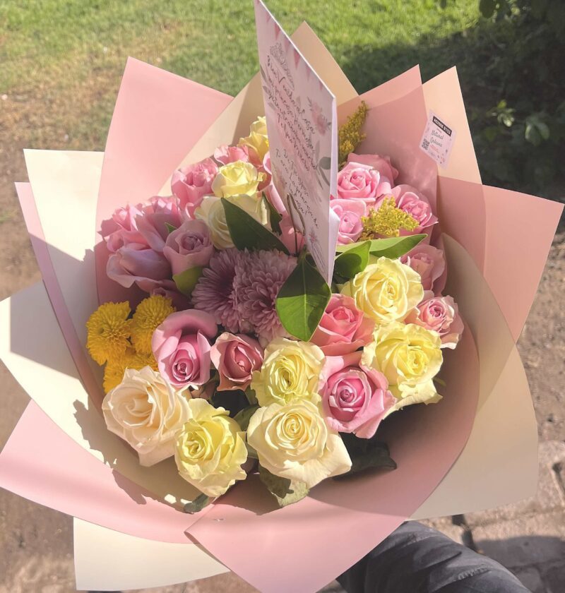 Ramo de 28 rositas y blanca