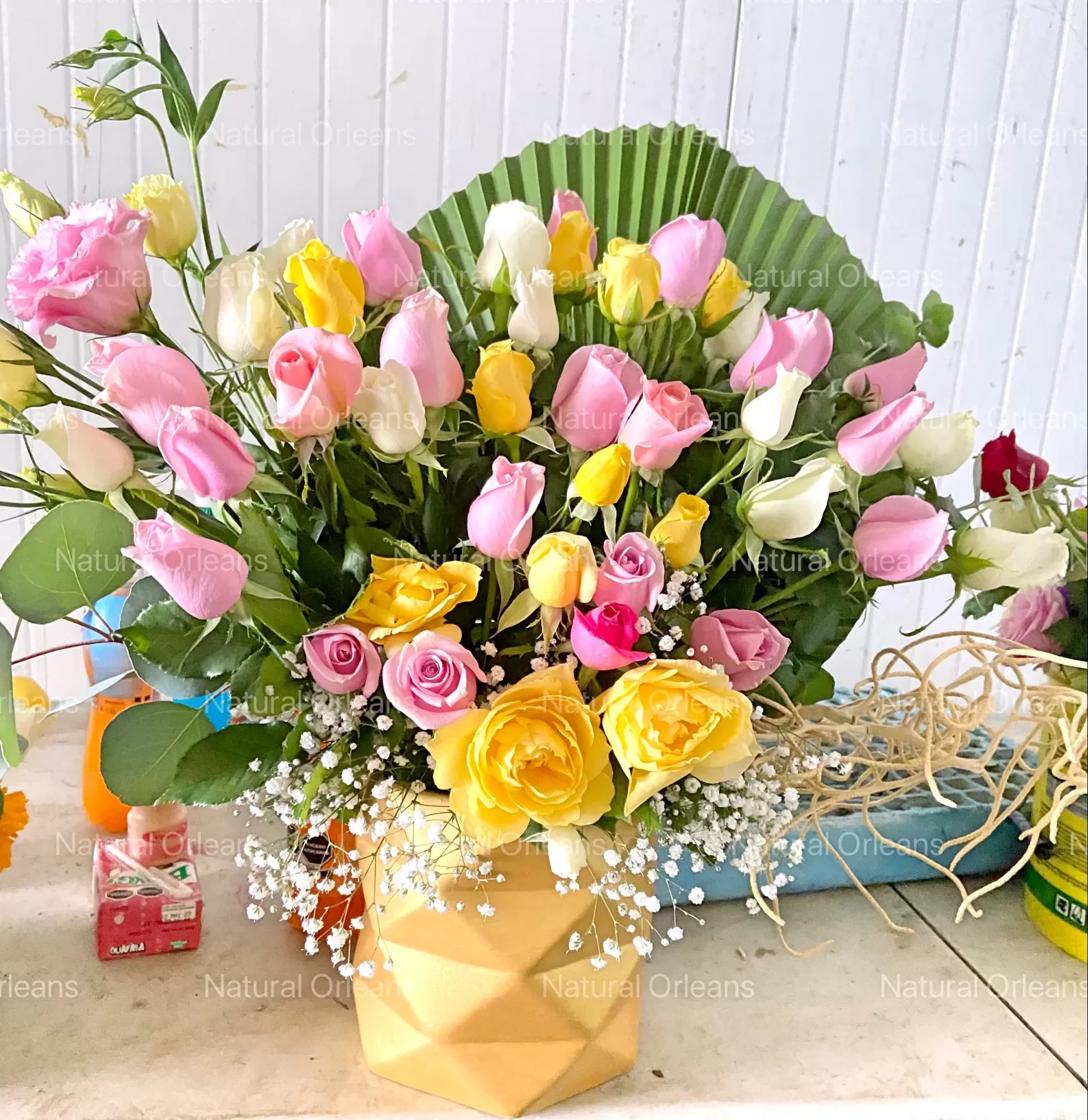 Bouquet con rosas y flores