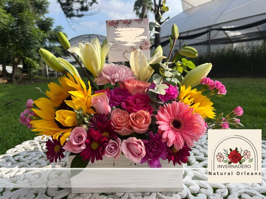 cajita con rosas girasoles y flores