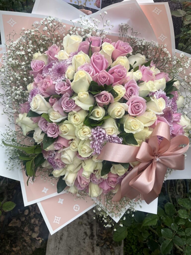 Ramo 100 rosa y blanco con moño