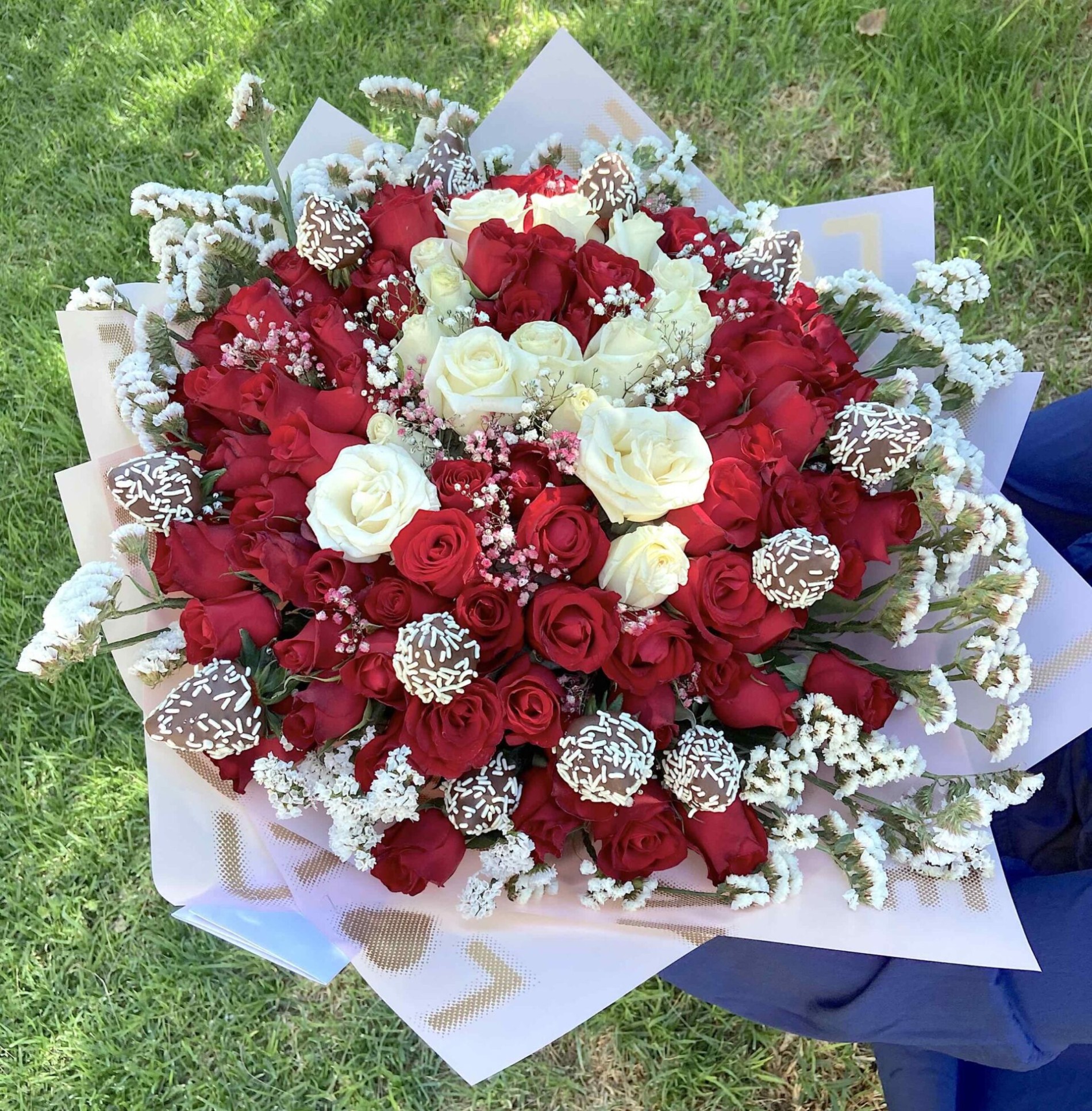 Ramo Buchon 100 rosas y fresas