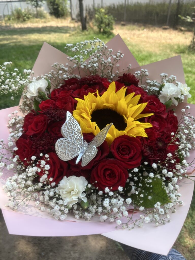 ramo con rosas y 1 girasol