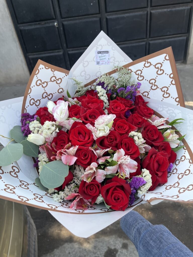 ramo de rosas rojas follaje