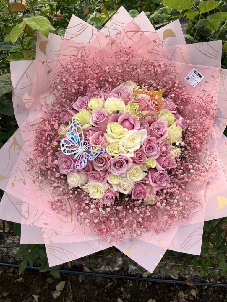 Ramo Rosita y blanco con flor al rededor