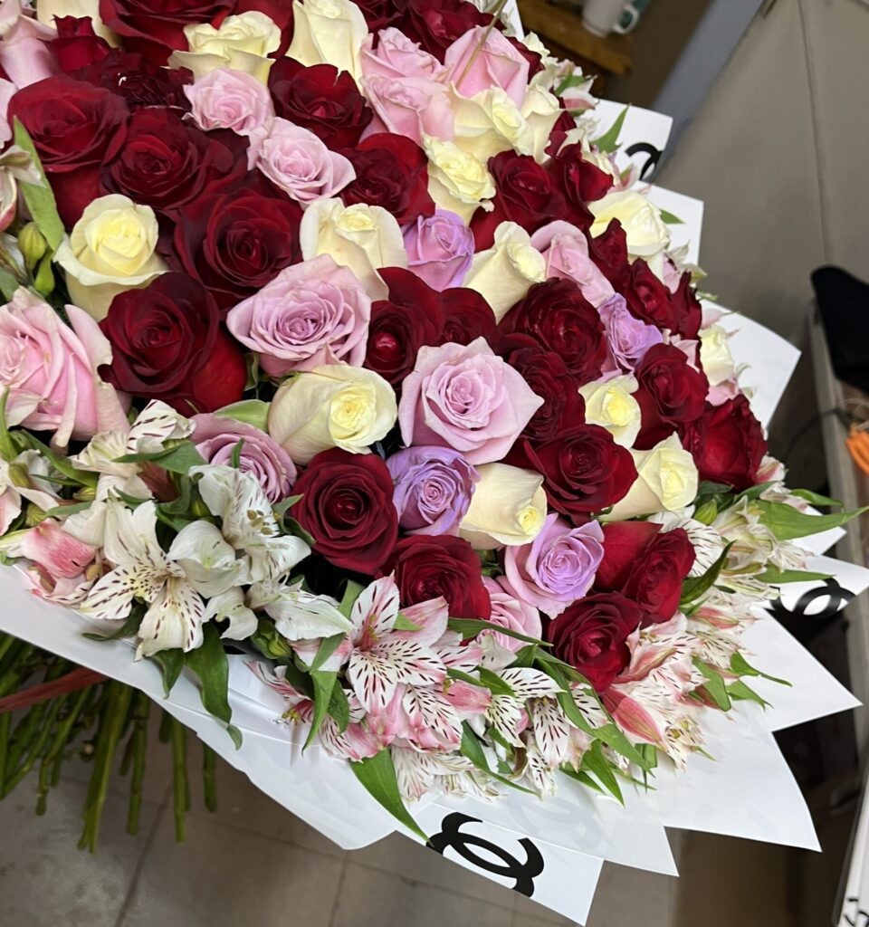 Ramo con 80 rosas de 3 colores