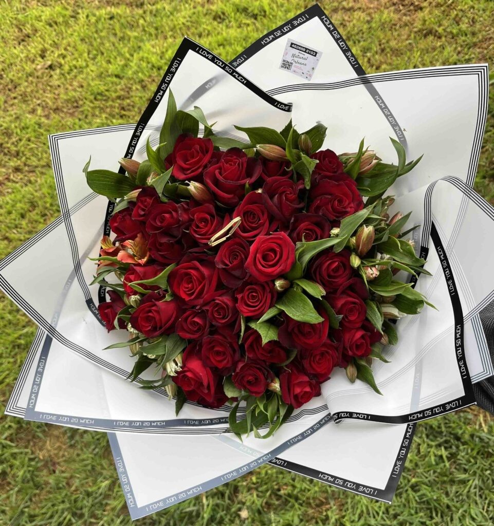 28 rosas rojas astromelia