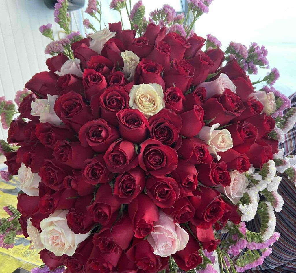 ramo rojo con algunas rosita