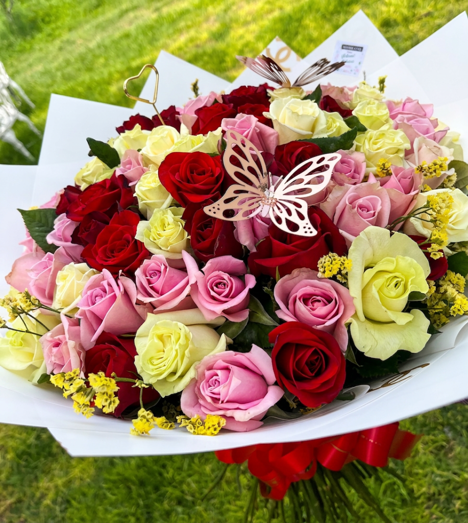 Podcast Episodio: Amor, Flores Y Color Rojo 2 Bouquet of red, pink, and yellow roses with decorative butterflies